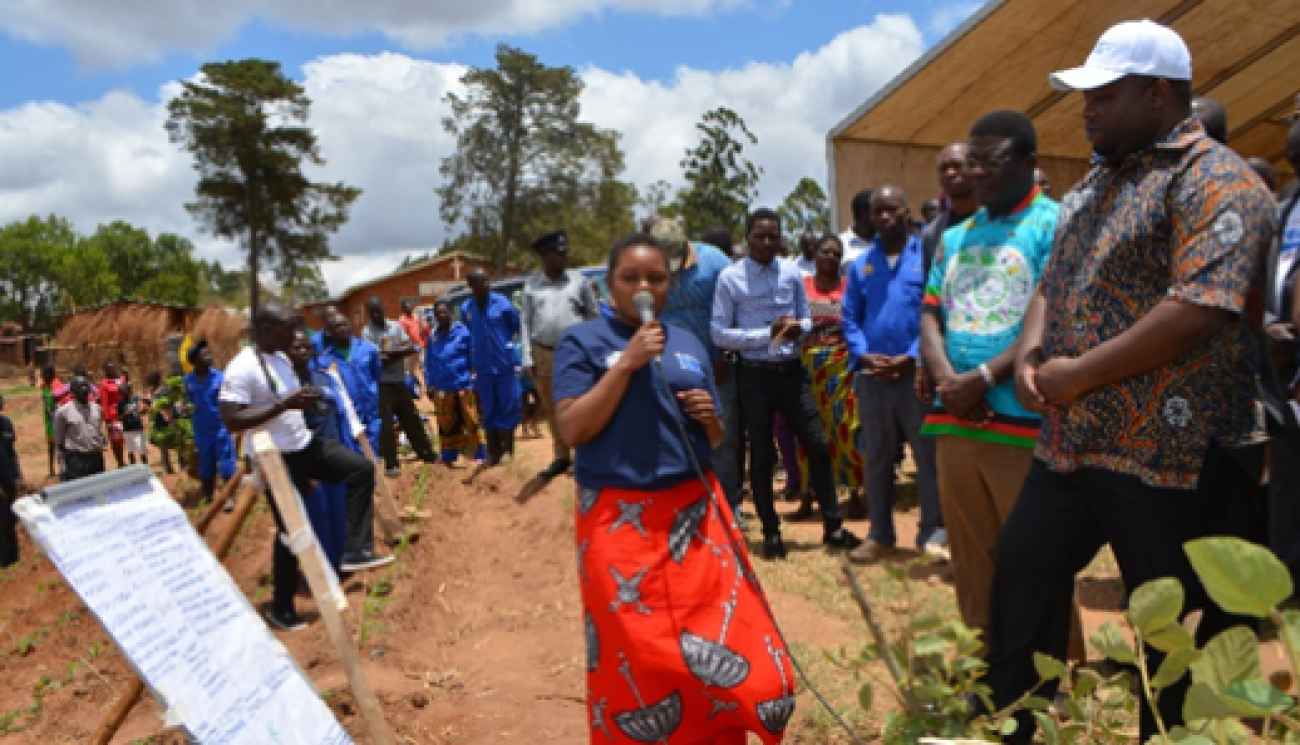 FFS Master Trainer, Brenda Kabaghe, presenting at FAO stand during the tour of exhibitions by the Guest of Honour, Minister of Agriculture, Irrigation and Water Development, Hon. Kondwani Nankhumwa.
