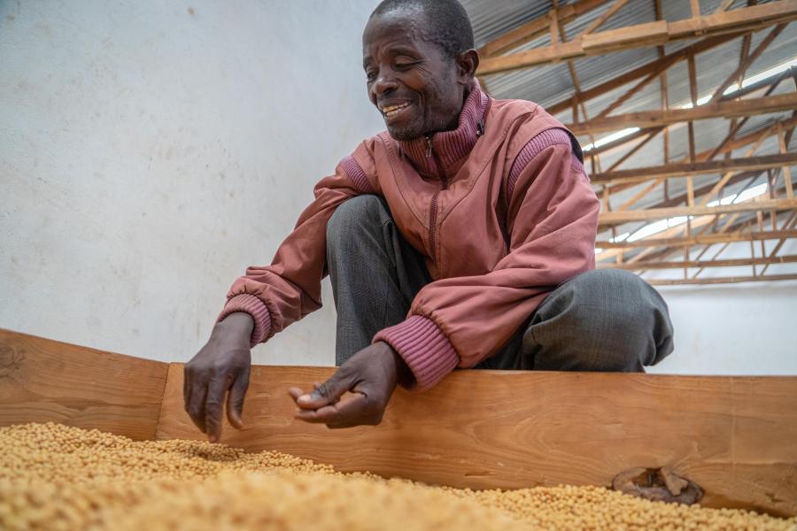 Timothy cleaning his soya beans at Gwiritse warehouse. Photo: WFP/Badre Bahaji